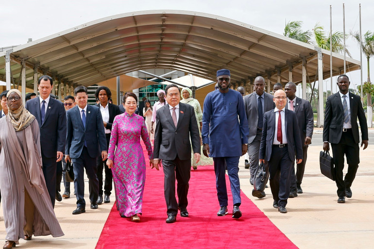 Chủ tịch Quốc hội Senegal El Malick Ndiaye tiễn Chủ tịch Quốc hội Trần Thanh Mẫn và Phu nhân tại Sân bay quốc tế Blaise Diagne, Thủ đô Dakar. (Ảnh: TTXVN) vna-potal-chu-tich-quoc-hoi-ket-thuc-chuyen-tham-chinh-thuc-senegal-8170092.jpg