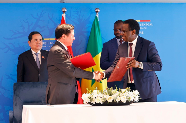 Chủ tịch Quốc hội Trần Thanh Mẫn và Thủ tướng Senegal Ousmane Sonko chứng kiến ký kết Bản ghi nhớ về thương mại gạo giữa Bộ Công thương Việt Nam và Bộ Công thương Senegal. (Ảnh: TTXVN) vna-potal-chu-tich-quoc-hoi-va-thu-tuong-senegal-chung-kien-bo-nganh-dia-phuong-2-nuoc-ky-ket-hop-tac-8168256.jpg