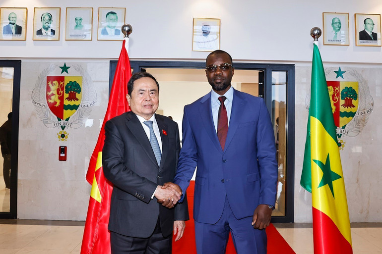 Chủ tịch Quốc hội Trần Thanh Mẫn và Thủ tướng Senegal Ousmane Sonko. (Ảnh: TTXVN) vna-potal-chu-tich-quoc-hoi-tran-thanh-man-hoi-kien-thu-tuong-senegal-8167821.jpg