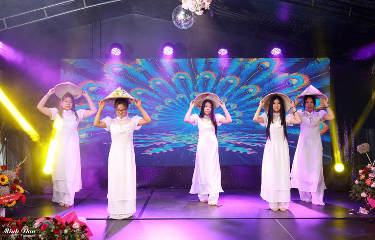 Tiết mục văn nghệ chào mừng. anh-3-van-nghe-chao-mung.jpg
