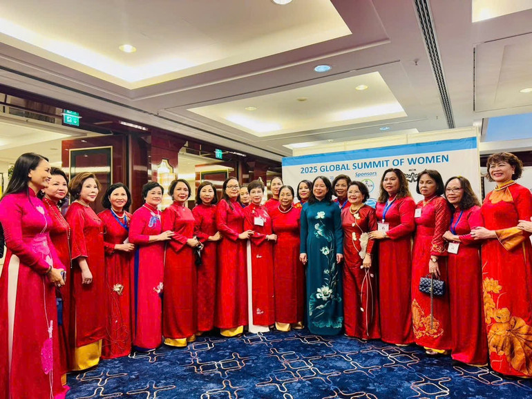 Ban chấp hành và các thành viên CLB Ruby Việt Nam và Ruby CHLB Đức cùng tham dự Hội nghị thượng đỉnh phụ nữ toàn cầu tại Berlin và chụp ảnh lưu niệm cùng Phó Chủ tịch nước Võ Thị Ánh Xuân. anh-3-pho-chu-tich-nuoc-chup-anh-voi-cac-dai-bieu-phu-nu-viet-nam.jpg