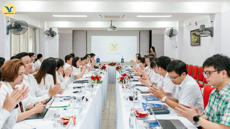 Lễ ký kết có sự tham dự của lãnh đạo hai đơn vị y tế cùng đông đảo cán bộ chủ chốt ở khoa, phòng, ban liên quan. new-picture-1.png