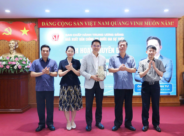 PGS.TS. Vũ Trọng Lâm, Giám đốc-Tổng Biên tập cùng các đồng chí trong Ban Giám đốc Nhà xuất bản trao tặng phần quà ông Trần Khánh Tư. z6744666246226-1c46c8a60fbd0663dcd68bbe06735820.jpg