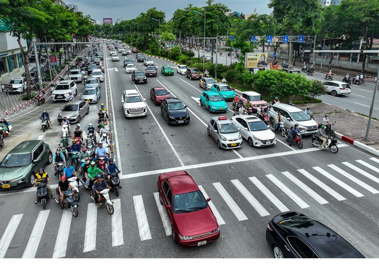 3 làn đường trong dải phân cách giữa là làn đường dành riêng cho ô-tô. Các làn đường bên ngoài dành cho các phương tiện lưu thông. (Ảnh: TRUNG NGUYÊN) ba-lan-duong-trong-dai-phan-cach-giua-la-lan-duong-danh-rieng-cho-o-to-cac-lan-duong-ben-ngoai-danh-cho-cac-phuong-tien-luu-thong-anh-trung-nguyen.jpg