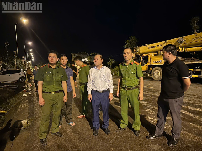 Lãnh đạo phường Sông Trí và lực lượng Công an nhanh chóng có mặt tại hiện trường để chỉ đạo công tác cứu hộ, cứu nạn. gt2.jpg