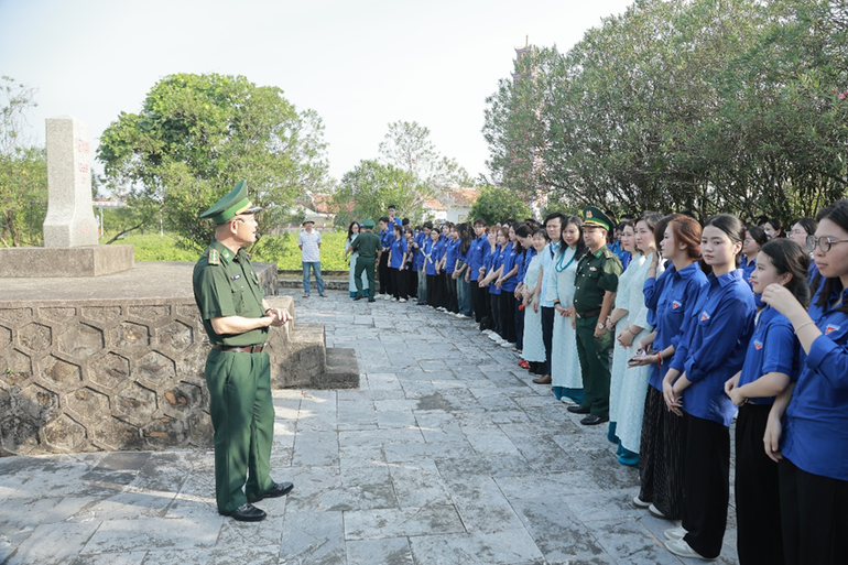 Lieutenant Colonel Bui Tuan Anh lectures on new-picture-2.png