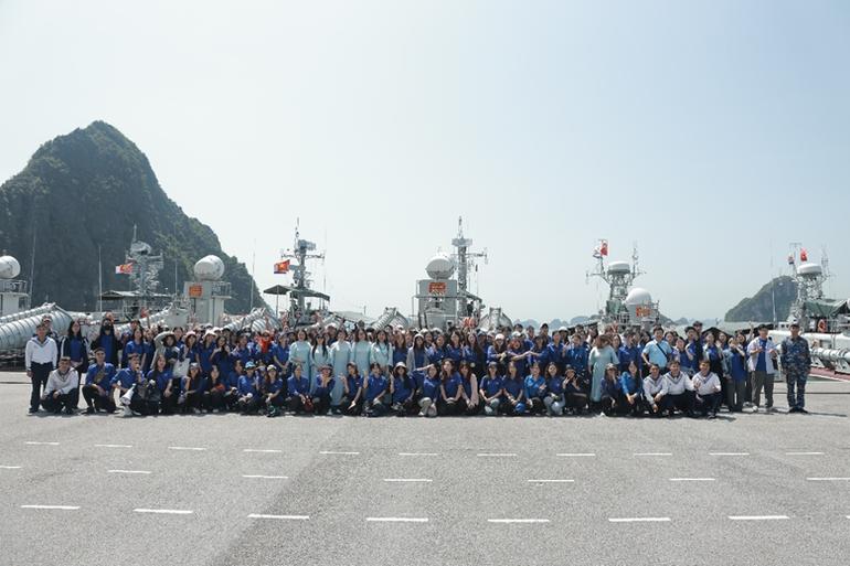 The Propaganda Department with officers and soldiers of Brigade 170. (Photo: NHAT MINH) new-picture.png