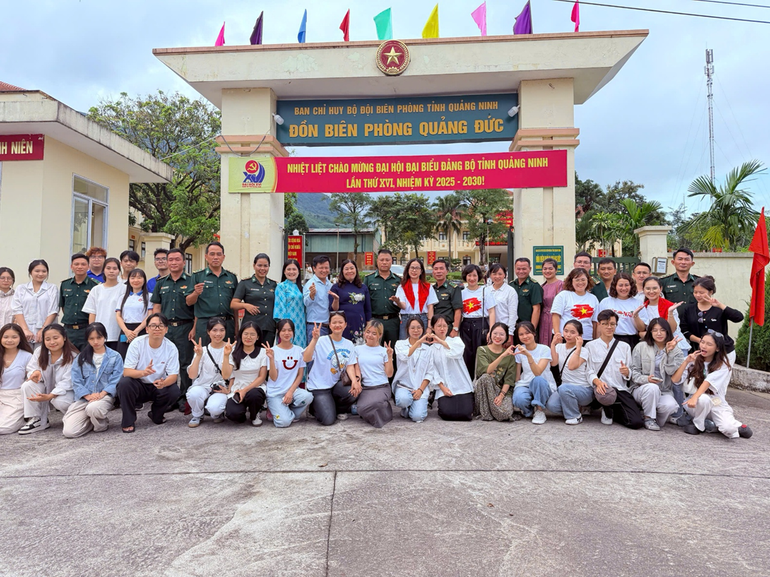 Photo of officers, lecturers and students of the Faculty of Propaganda with Quang Duc Border Guard Station. (Photo: Dr. LUU HUYEN TRANG) new-picture-6.png