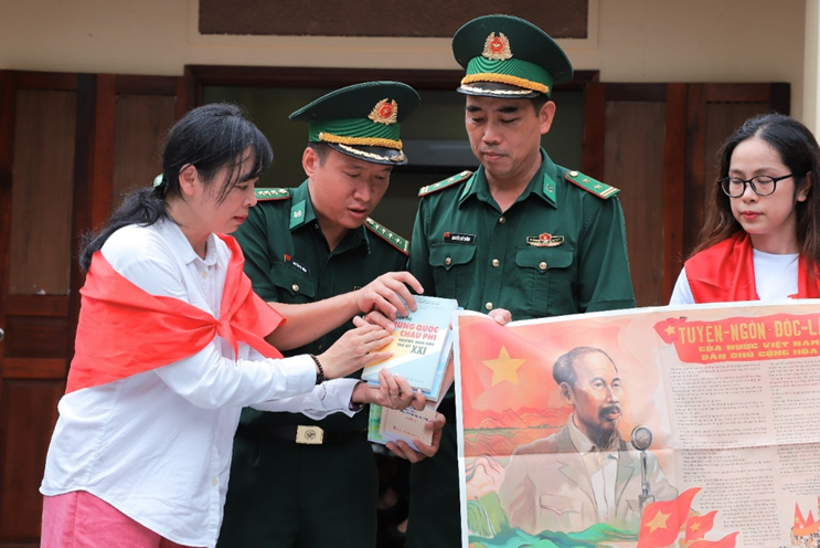 The Faculty of Propaganda presented gifts along with the special supplement of Nhan Dan Newspaper at the Po Hen Martyrs' Memorial (Hai Son Commune, Quang Ninh Province). (Photo: VAN VU) new-picture-5.png