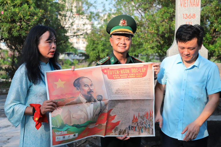 Officers of Mong Cai Border Guard Station were excited to receive a special gift from Nhan Dan Newspaper. (Photo: VAN VU) new-picture-3.png