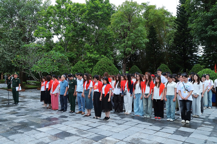 A moment of silence during the flower offering ceremony to commemorate the souls of heroes and martyrs at Po Hen memorial. new-picture-4.png