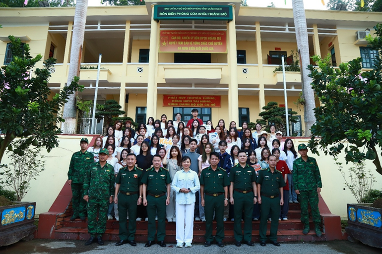 Photo of lecturers and students of Policy Communication class K44 - Faculty of Propaganda with officers and soldiers of Hoanh Mo Border Guard Station. (Photo: VAN VU) new-picture-7.png
