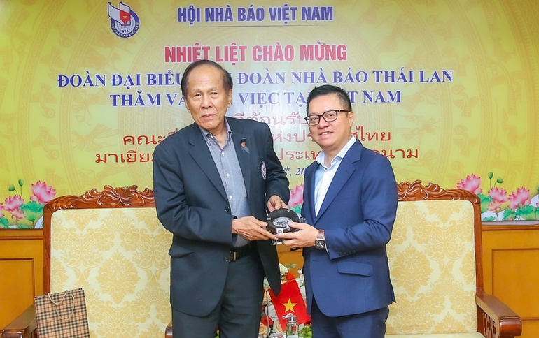 A Associação de Jornalistas do Vietnã e a Federação de Jornalistas da Tailândia trocaram lembranças, demonstrando a amizade e a cooperação entre as organizações de imprensa dos dois países. (Foto: SON HAI) new-picture-4.png