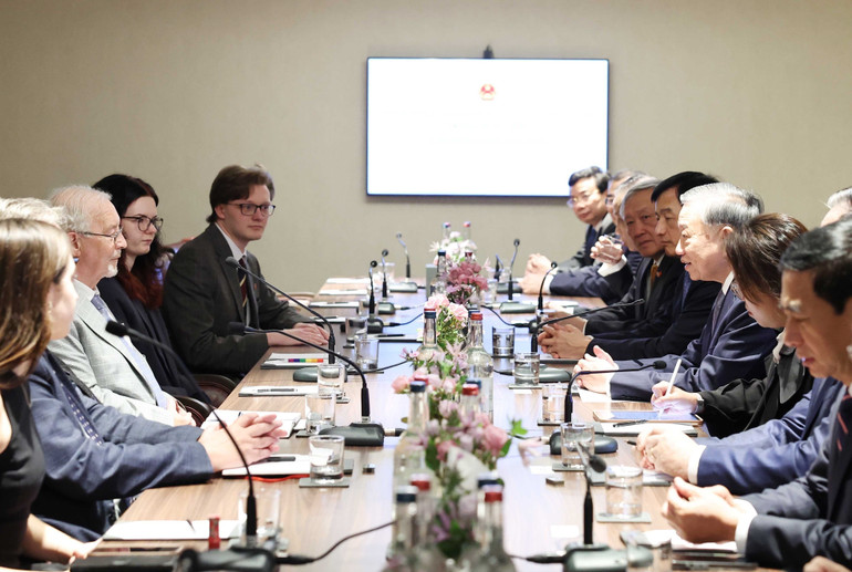 Tổng Bí thư Tô Lâm tiếp Tổng Bí thư Đảng Cộng sản Anh Robert Griffiths và các thành viên trong đoàn. (Ảnh: THỐNG NHẤT - TTXVN) vna-potal-tong-bi-thu-to-lam-tiep-tong-bi-thu-dang-cong-san-anh-8373222.jpg