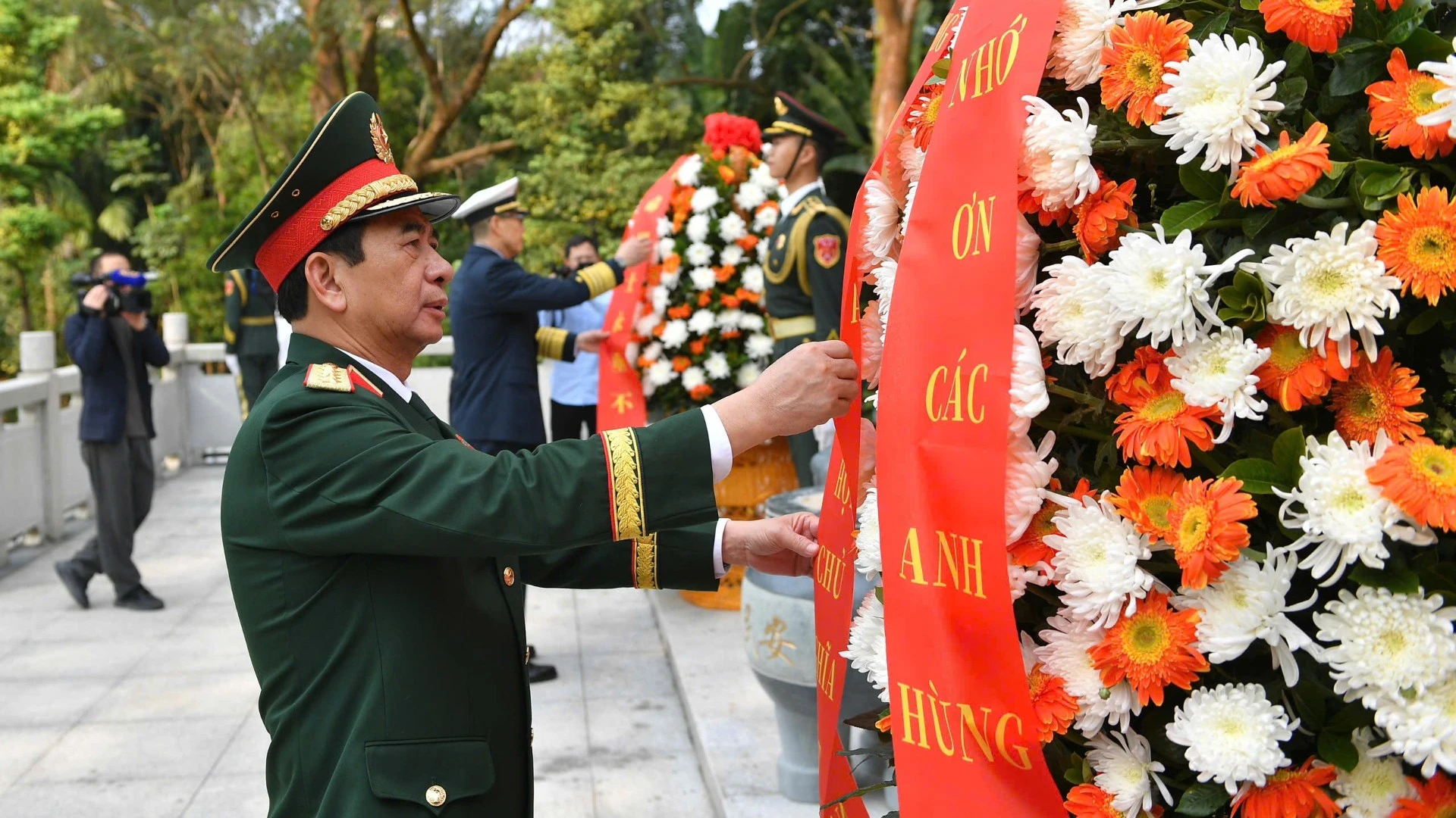 Đại tướng Phan Văn Giang và Thượng tướng Đổng Quân dâng hoa tưởng niệm liệt sĩ Việt-Trung