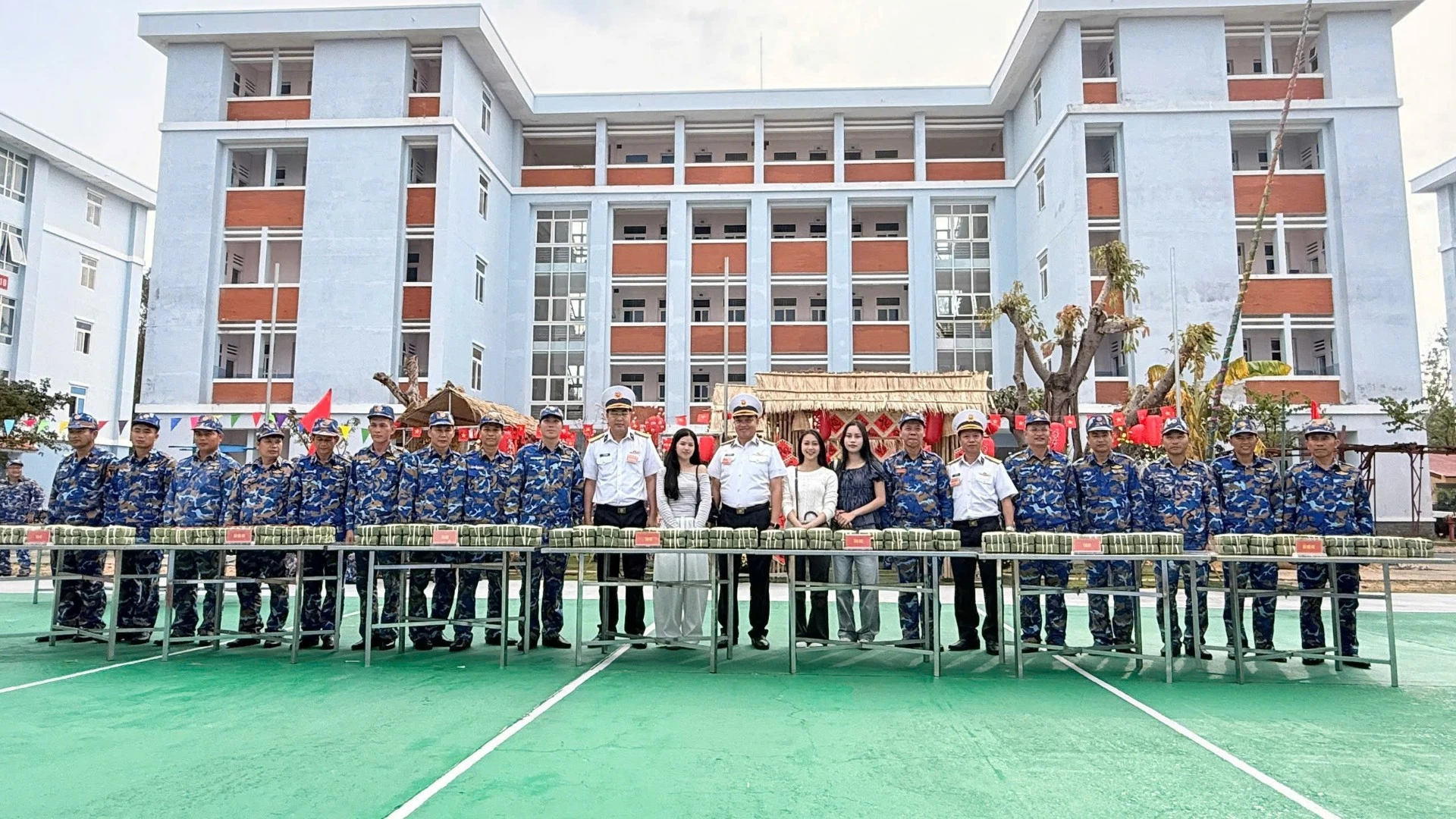 Hải quân Vùng 4 tổ chức hội thi gói bánh chưng truyền thống đón Tết tại Cam Ranh