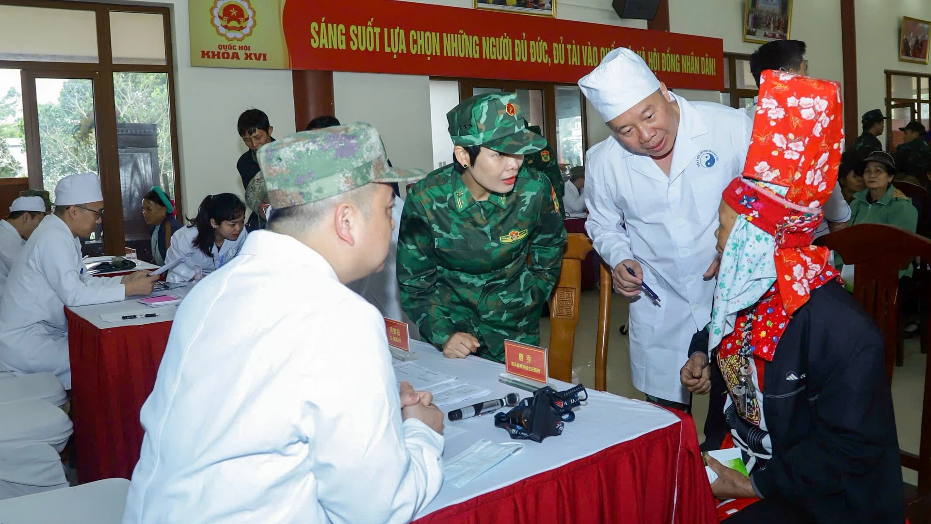 Quân Y Việt - Trung Khám Chữa Bệnh Miễn Phí Tại Biên Giới Quảng Ninh