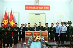Thủ tướng Chính phủ Phạm Minh Chính tặng quà động viên cán bộ, chiến sĩ Đồn Biên phòng Yên Khương. (Ảnh: TRẦN HẢI)