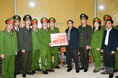 Thủ tướng Chính phủ Phạm Minh Chính thăm, tặng quà động viên cán bộ, chiến sĩ Công an xã Yên Khương, tỉnh Thanh Hóa. (Ảnh: TRẦN HẢI)