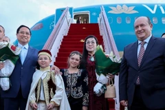 Thủ tướng Sifi Ghrieb ra sân bay đón Thủ tướng Phạm Minh Chính và Phu nhân thăm chính thức Algeria