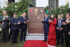 Thủ tướng Phạm Minh Chính và ông Kamel Rezig, Bộ trưởng Thương mại và Xúc tiến xuất khẩu Algeria thực hiện nghi lễ khánh thành Bia Tưởng niệm Chủ tịch Hồ Chí Minh. (Ảnh: VGP/NHẬT BẮC)