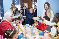 Phu nhân Lê Thị Bích Trân tặng quà cho các em nhỏ có hoàn cảnh đặc biệt tại tại Trung tâm Bảo vệ trẻ em El Biar. (Ảnh: NGUYỄN HỒNG)