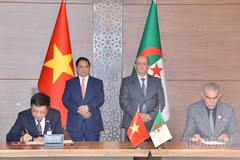 Thủ tướng Chính phủ Phạm Minh Chính và Thủ tướng Sifi Ghrieb chứng kiến lễ ký Bản ghi nhớ giữa Liên đoàn Thương mại và Công nghiệp Việt Nam (VCCI) và Phòng Thương mại và Công nghiệp Algeria (CACI). (Ảnh: THANH GIANG)