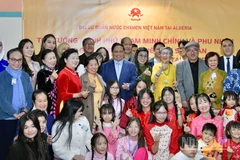 Thủ tướng Phạm Minh Chính và Phu nhân với bà con cộng đồng người Việt Nam tại Algeria. (Ảnh: Thanh Giang)