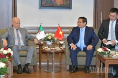 Thủ tướng Chính phủ Phạm Minh Chính tiếp Tổng Bí thư Đảng Mặt trận giải phóng dân tộc Algeria (FLN) Abdelkrim Benmebarek. (Ảnh: Thanh Giang)