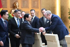 Thủ tướng Chính phủ Phạm Minh Chính với các doanh nghiệp của Thụy Sĩ và châu Âu. (Ảnh: TRẦN HẢI)
