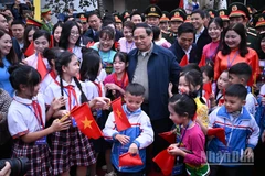 Thủ tướng Chính phủ Phạm Minh Chính ân cần thăm hỏi thầy cô, học sinh Trường Tiểu học Cẩm Thạch. (Ảnh: TRẦN HẢI)