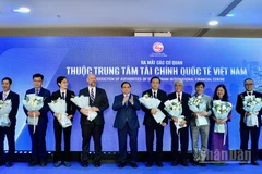 Thủ tướng Chính phủ Phạm Minh Chính chúc mừng sự ra mắt các cơ quan trực thuộc Trung tâm Tài chính quốc tế Việt Nam. (Ảnh: THANH GIANG)