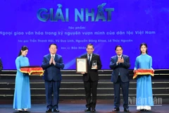 Thủ tướng Chính phủ Phạm Minh Chính và đồng chí Nguyễn Trọng Nghĩa trao Giải Nhất tặng đại diện nhóm tác giả của Báo Nhân Dân ở Hạng mục Ảnh - Ngoại giao văn hóa trong kỷ nguyên vươn mình của dân tộc Việt Nam. (Ảnh: THẾ ĐẠI)