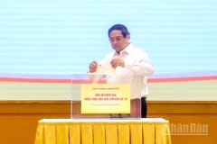 Thủ tướng Phạm Minh Chính tham gia quyên góp, ủng hộ đồng bào bị thiệt hại do cơn bão số 10 gây ra. (Ảnh: Trần Hải)
