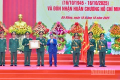 Thủ tướng Chính phủ Phạm Minh Chính trao Huân chương Hồ Chí Minh tặng Lực lượng vũ trang Quân khu 5. (Ảnh: Thanh Giang)