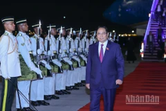 Thủ tướng Chính phủ Phạm Minh Chính cùng Đoàn đại biểu Việt Nam tới Thủ đô Kuala Lumpur, Malaysia, bắt đầu chuyến công tác tham dự Hội nghị Cấp cao ASEAN lần thứ 47 và các hội nghị cấp cao liên quan. (Ảnh: VGP/Nhật Bắc)
