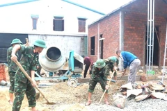 Cán bộ, chiến sĩ Trung đoàn 6, Bộ Chỉ huy Quân sự thành phố Huế hỗ trợ xây dựng, sửa chữa nhà giúp người dân vùng thiên tai. (Ảnh: VGP)