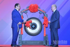Thủ tướng Phạm Minh Chính và lãnh đạo Sở Giao dịch Chứng khoán Thượng Hải thực hiện nghi thức đánh cồng. (Ảnh: Thanh Giang)