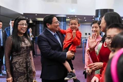 Thủ tướng Phạm Minh Chính và Phu nhân với bà con cộng đồng người Việt Nam tại Estonia. (Ảnh: NGUYỄN HỒNG)