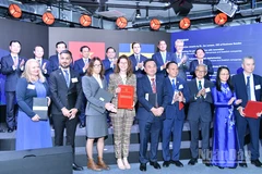 Thủ tướng Phạm Minh Chính, quan chức Thuỵ Điển cùng các tập đoàn, doanh nghiệp hai nước trao thoả thuận hợp tác tại Diễn đàn. (Ảnh: THANH GIANG)