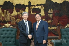 Thủ tướng Phạm Minh Chính và ông Kenji Okamura, Phó Tổng Giám đốc Quỹ Tiền tệ quốc tế (IMF). (Ảnh: TRẦN HẢI)