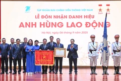 Thủ tướng Chính phủ Phạm Minh Chính trao danh hiệu Anh hùng Lao động tặng Tập đoàn VNPT. (Ảnh: TRẦN HẢI). 
