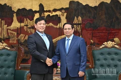 Thủ tướng Phạm Minh Chính và ông Yukihito Honda, Tổng Giám đốc điều hành khối Phát triển đô thị đa dạng của Tập đoàn Sumitomo. (Ảnh: Trần Hải)