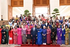 Thủ tướng Phạm Minh Chính và Phu nhân cùng các nhà ngoại giao nữ Việt Nam và quốc tế tham dự buổi gặp mặt. (Ảnh: TRẦN HẢI) 