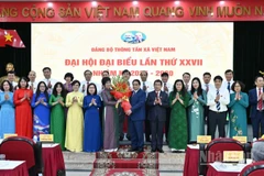 Bí thư Đảng ủy Chính phủ, Thủ tướng Chính phủ Phạm Minh Chính tặng hoa chúc mừng Ban Chấp hành Đảng bộ Thông tấn xã Việt Nam nhiệm kỳ 2025-2030. (Ảnh: TRẦN HẢI)