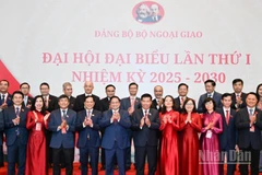 Bí thư Đảng ủy Chính phủ, Thủ tướng Chính phủ Phạm Minh Chính với các lãnh đạo Đảng bộ Bộ Ngoại giao. (Ảnh: TRẦN HẢI)