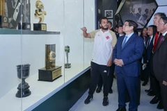 Thủ tướng Phạm Minh Chính thăm phòng truyền thống của Câu lạc bộ Bóng đá Vasco da Gama. (Ảnh: VGP/Nhật Bắc)