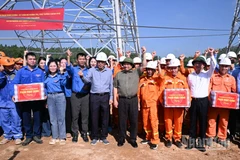 Thủ tướng Phạm Minh Chính và các đơn vị thi công bày tỏ quyết tâm hoàn thành Dự án Đường dây 500kV Lào Cai-Vĩnh Yên đúng tiến độ. (Ảnh: TRẦN HẢI)