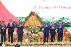Bí thư Đảng ủy Chính phủ, Thủ tướng Chính phủ Phạm Minh Chính tặng hoa chúc mừng Đại hội đại biểu Đảng bộ Bộ Xây dựng lần thứ I, nhiệm kỳ 2025-2030. (Ảnh: TRẦN HẢI)