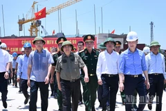Thủ tướng Chính phủ Phạm Minh Chính thị sát công trường xây dựng cầu Phong Châu mới.